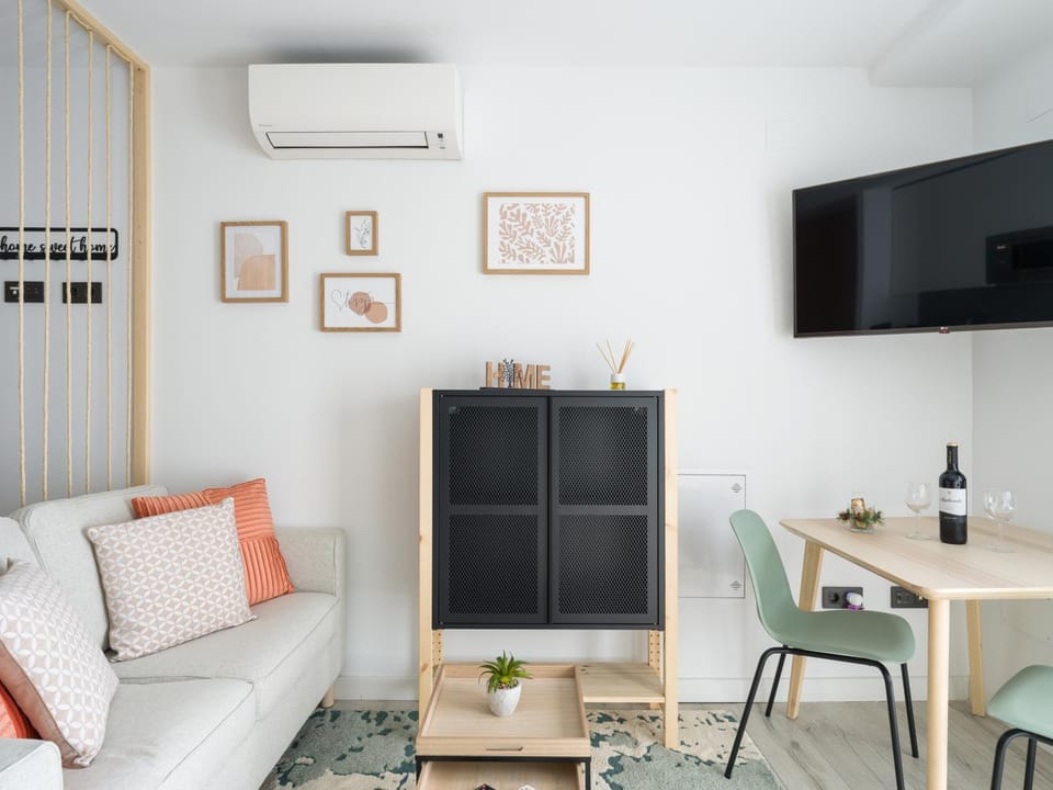 TV and multimedia, Living room, Seating area, Dining area, air conditioner