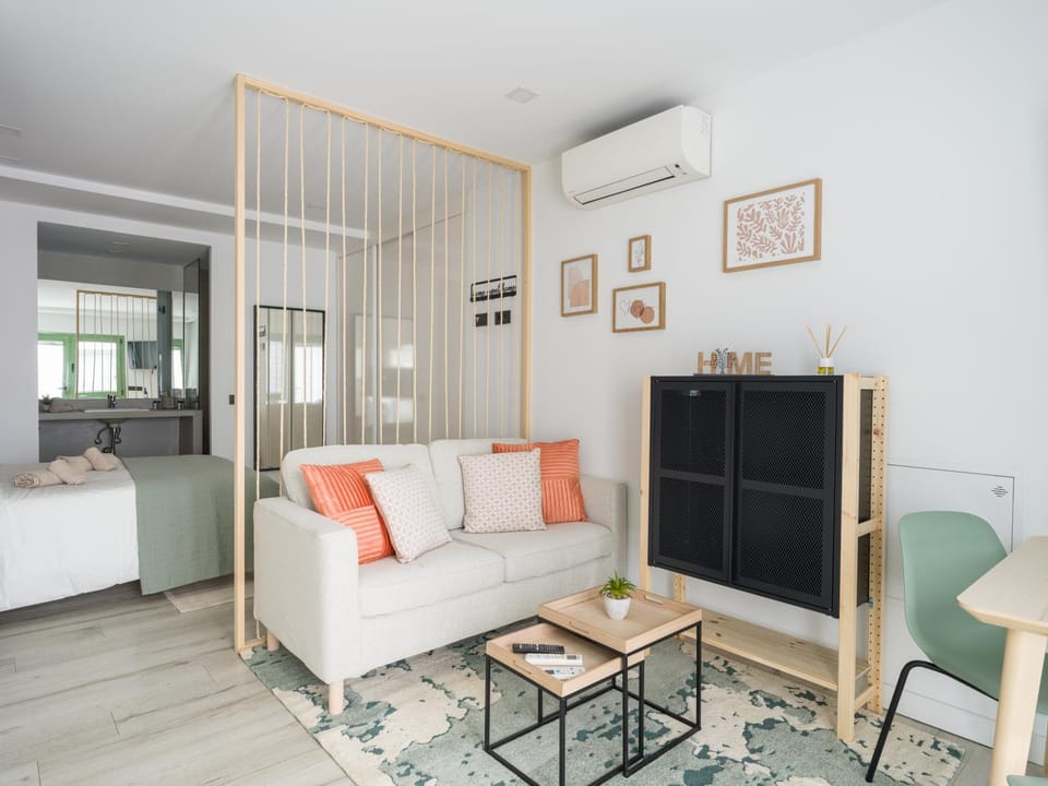 Bed, Living room, Photo of the whole room, air conditioner