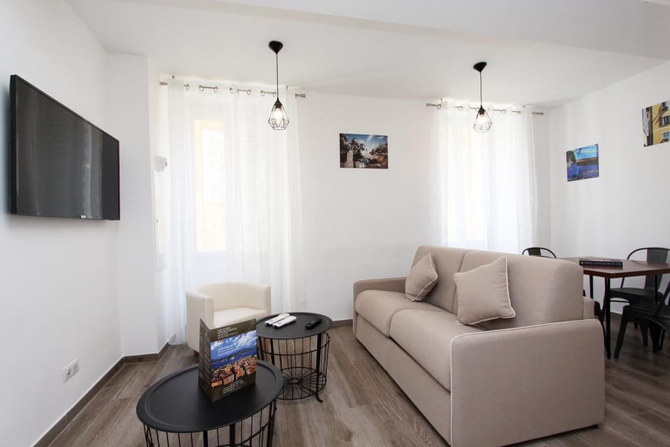 Communal lounge/ TV room, TV and multimedia, Living room, Seating area, Dining area