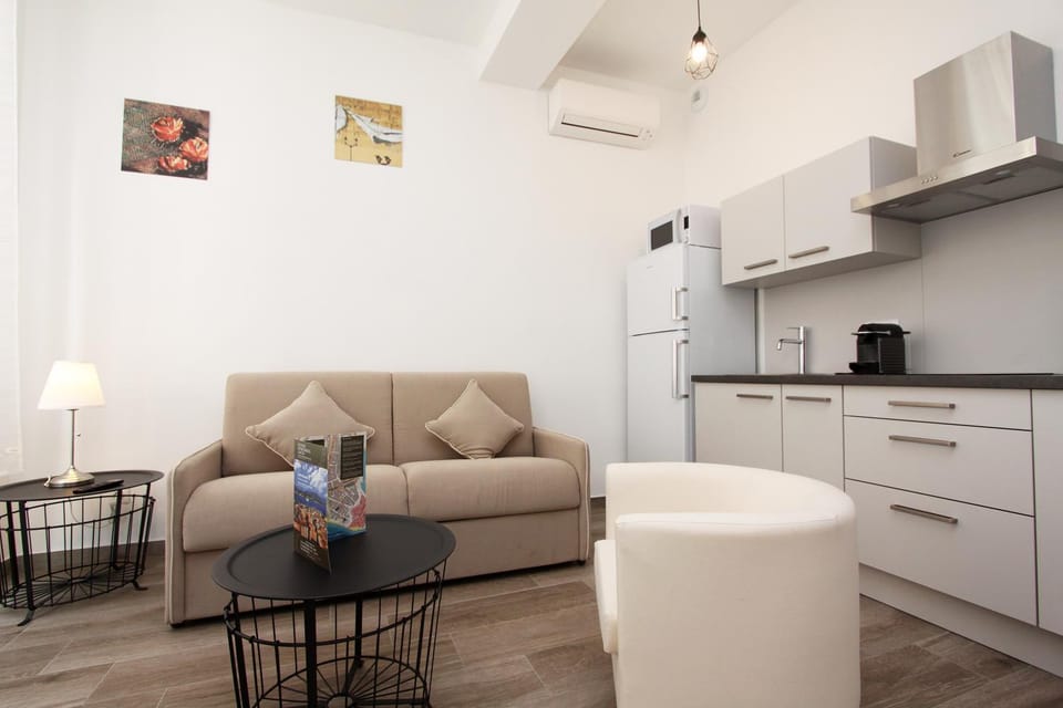 Kitchen or kitchenette, Living room, Seating area, air conditioner