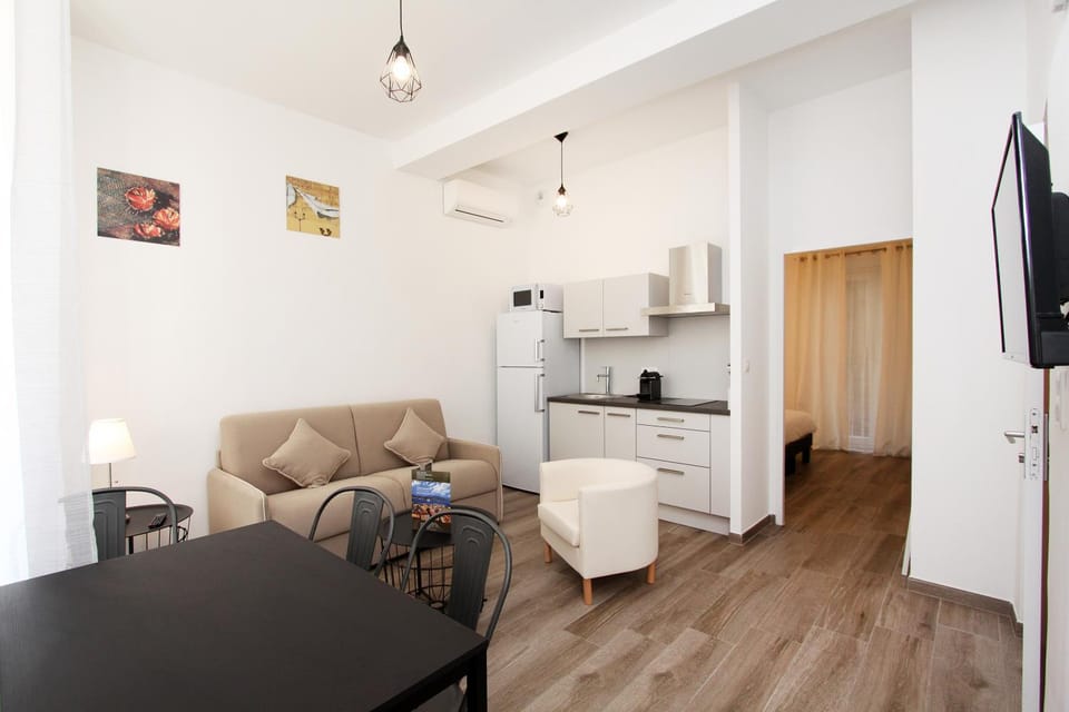 TV and multimedia, Living room, Seating area, Dining area, stove