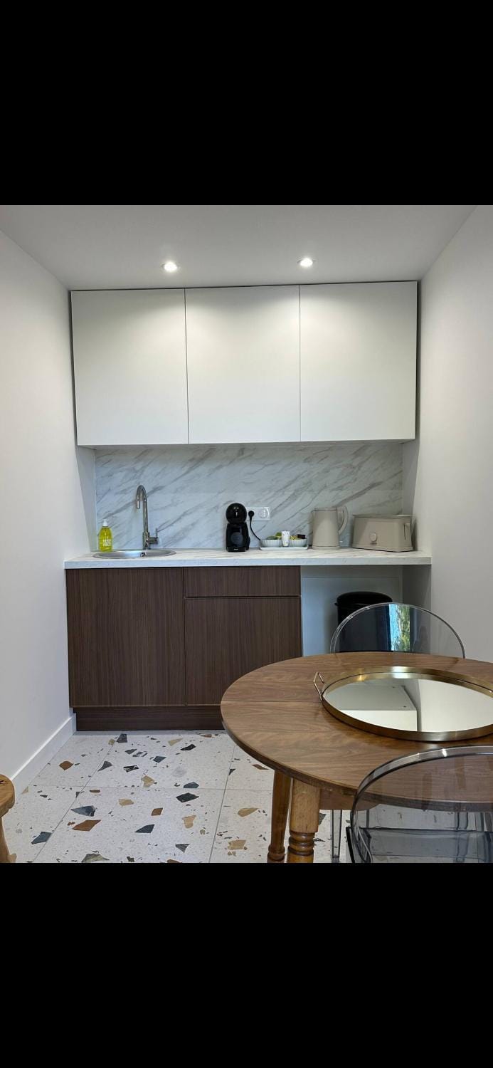 Kitchen or kitchenette, Dining area