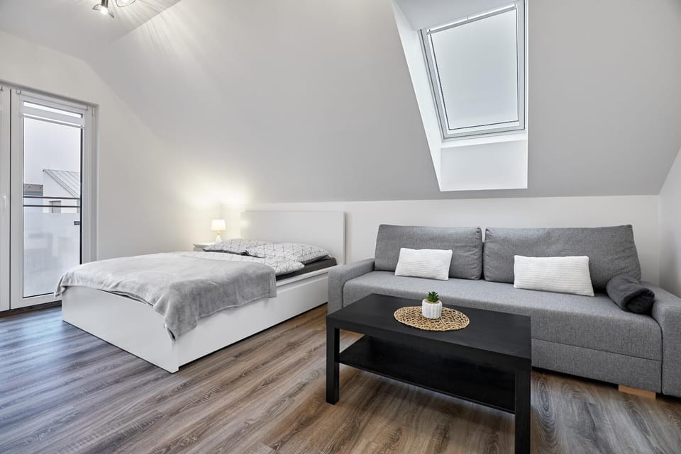 Bed, Photo of the whole room, Seating area, Bedroom