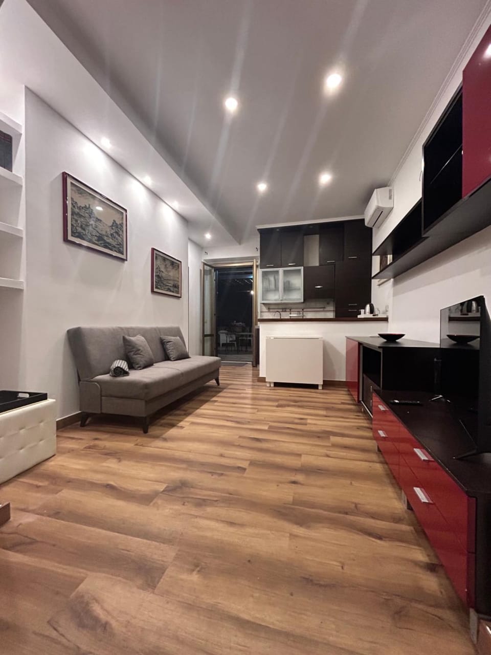 TV and multimedia, Kitchen or kitchenette, Living room, Seating area, stove