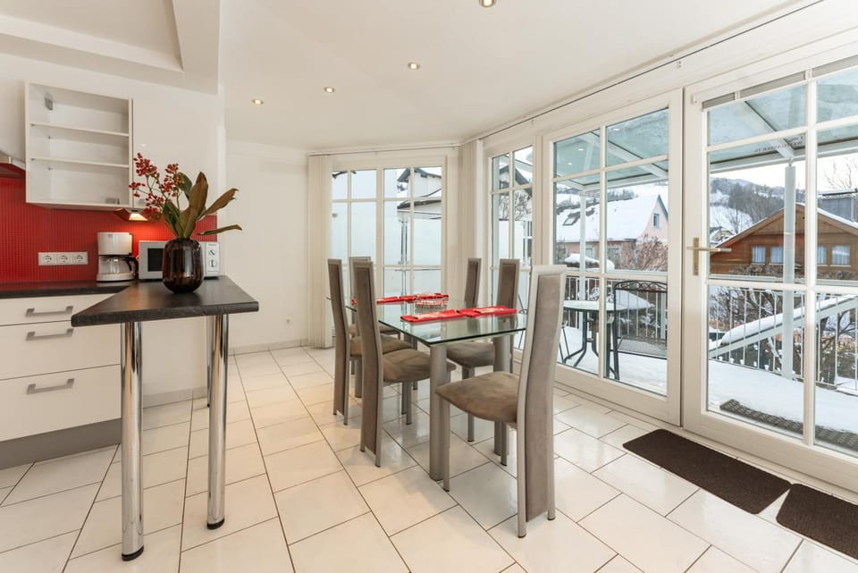 Seating area, Dining area