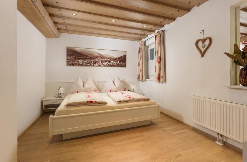 Bed, Photo of the whole room, Bedroom, internet
