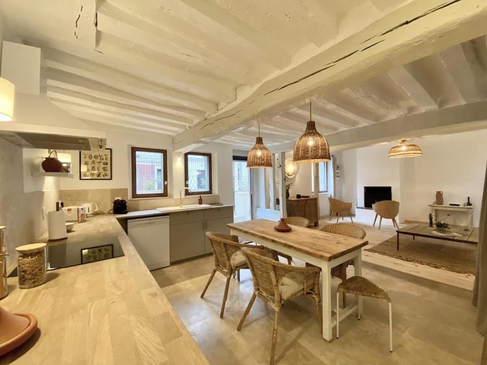 Kitchen or kitchenette, Dining area