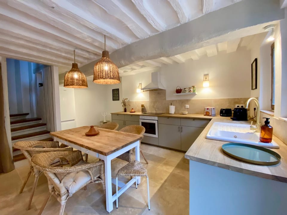 Kitchen or kitchenette, Dining area, dishwasher, oven, stove