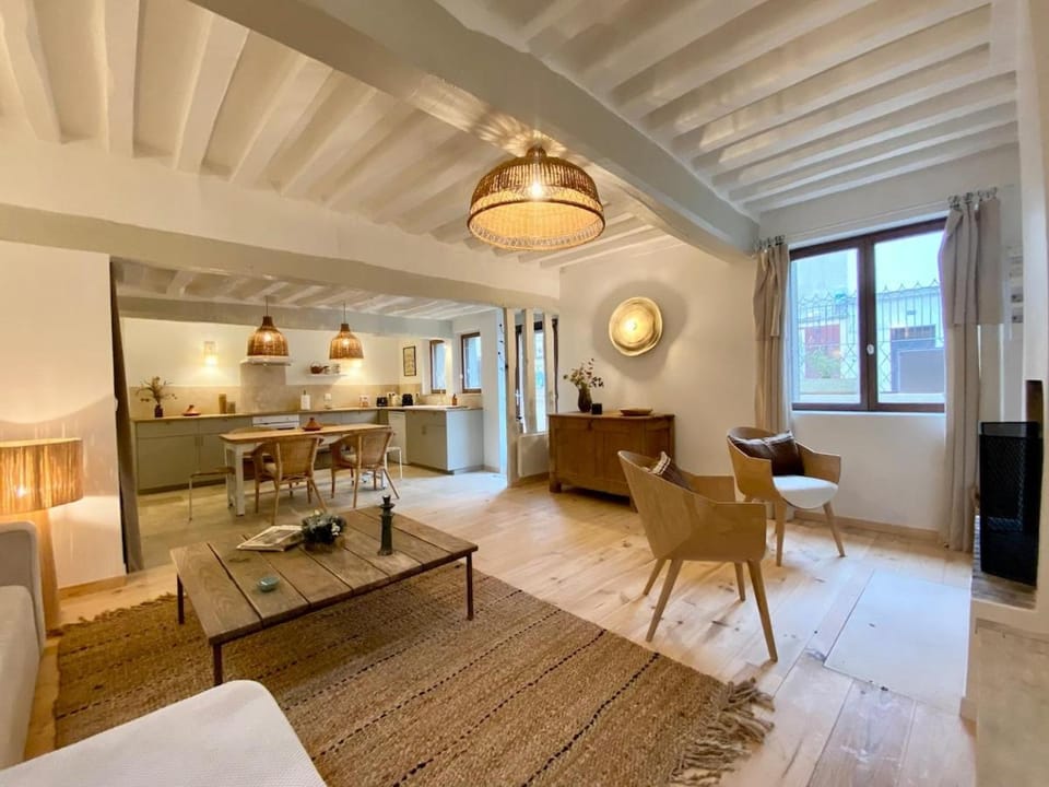 Living room, Seating area, fireplace