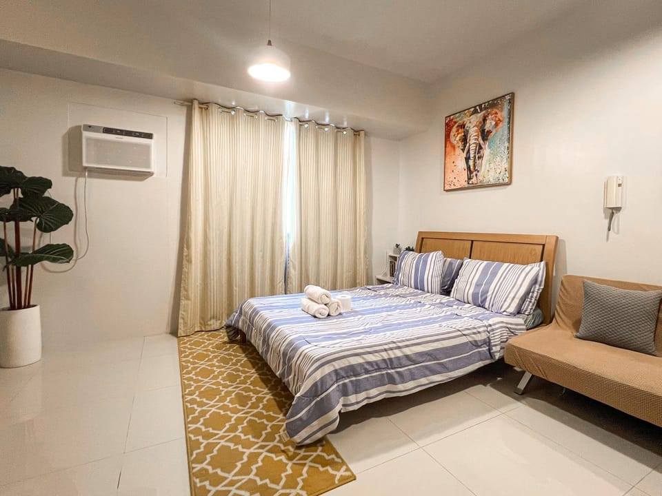 Bed, Seating area, Bedroom