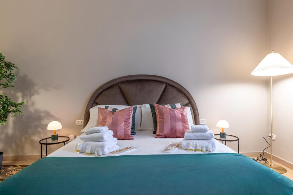 Bed, Photo of the whole room, Bedroom, towels