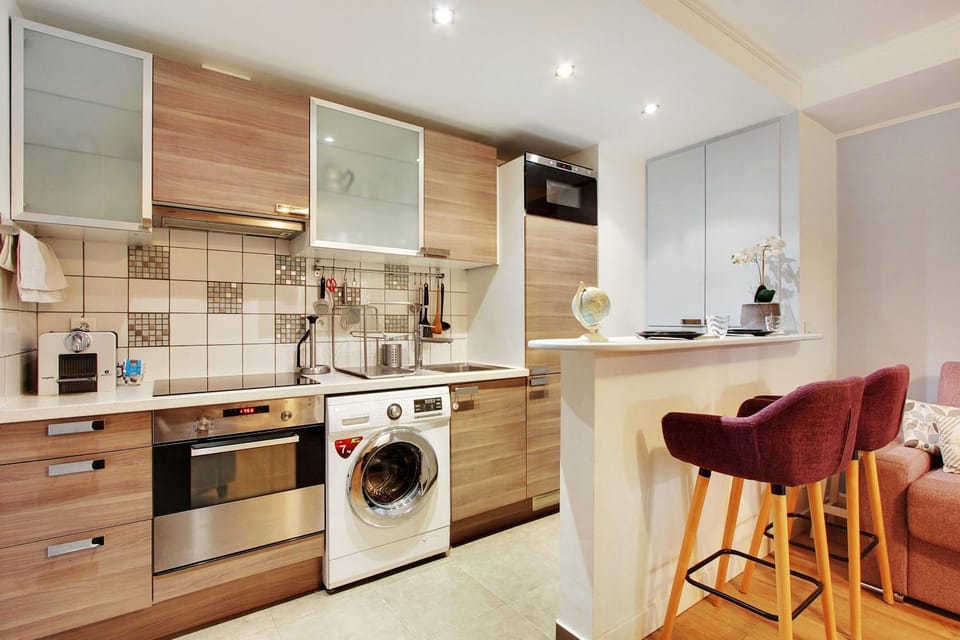 Kitchen or kitchenette, minibar