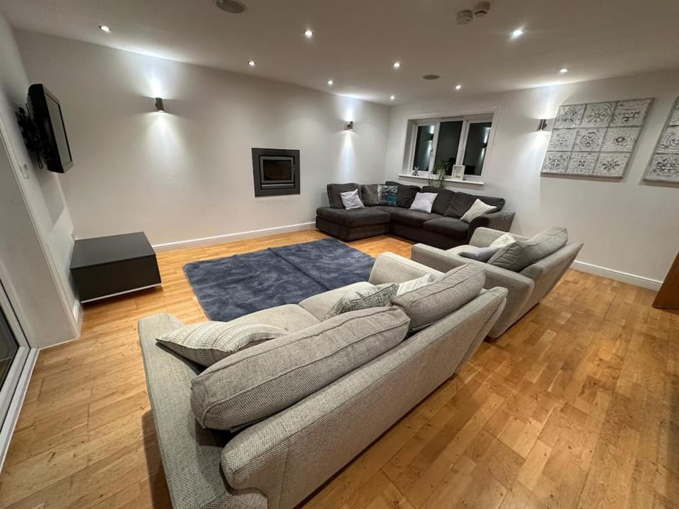 Communal lounge/ TV room, Living room, Seating area
