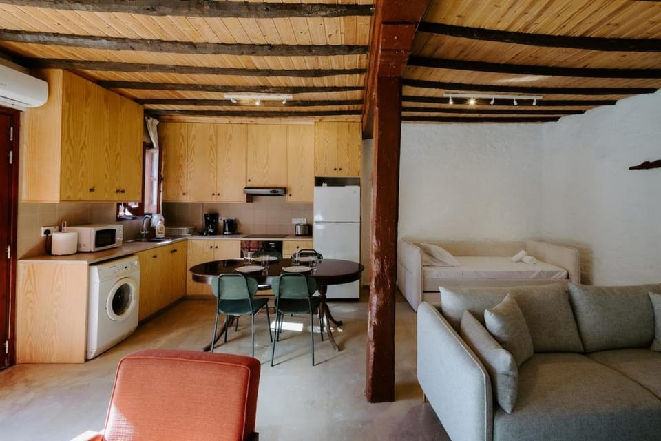 Kitchen or kitchenette, Living room, Seating area, Dining area