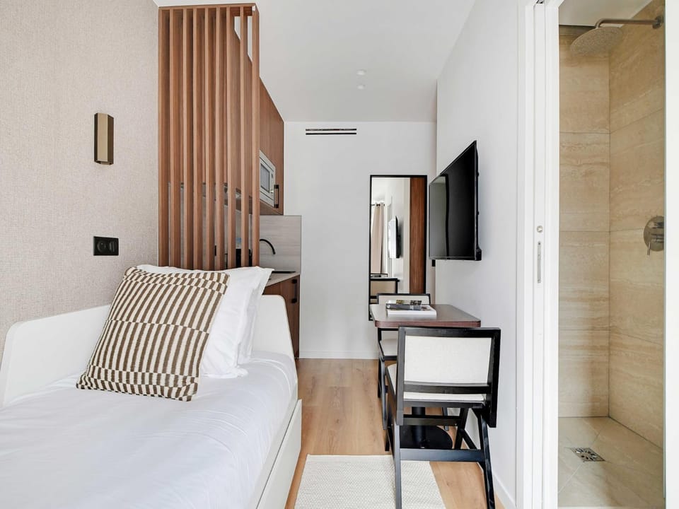 Bed, TV and multimedia, Living room