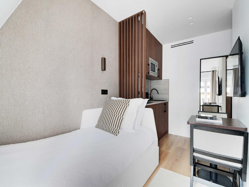 Bed, TV and multimedia, Living room