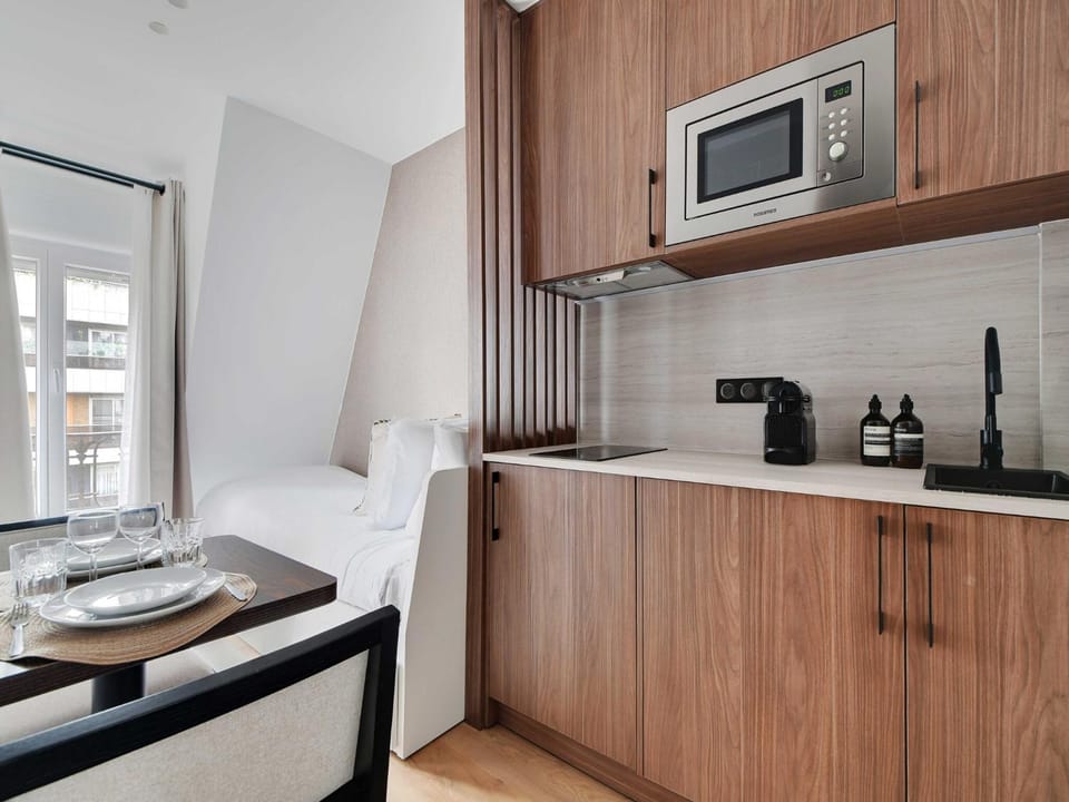 Bed, Kitchen or kitchenette, Dining area