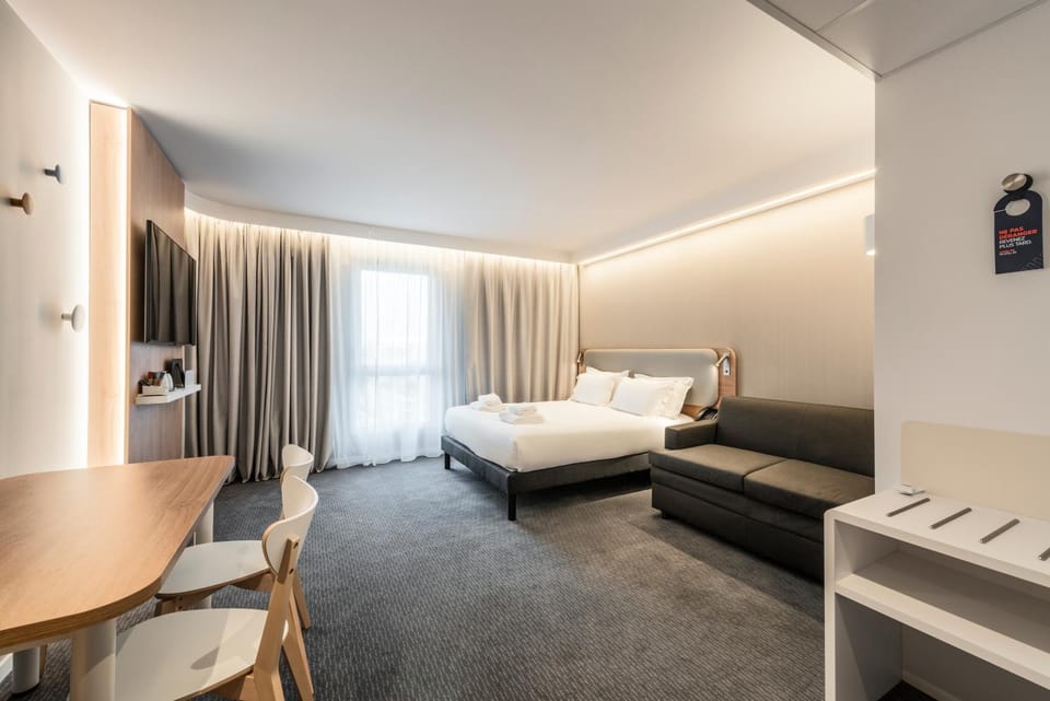Bed, Photo of the whole room, Seating area, Bedroom