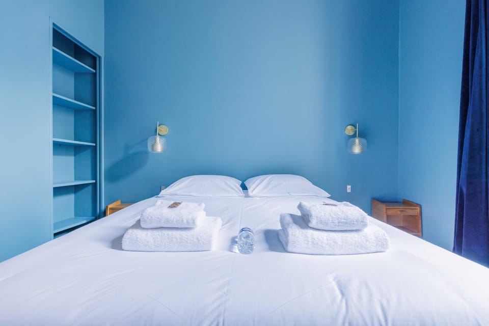 Bed, towels