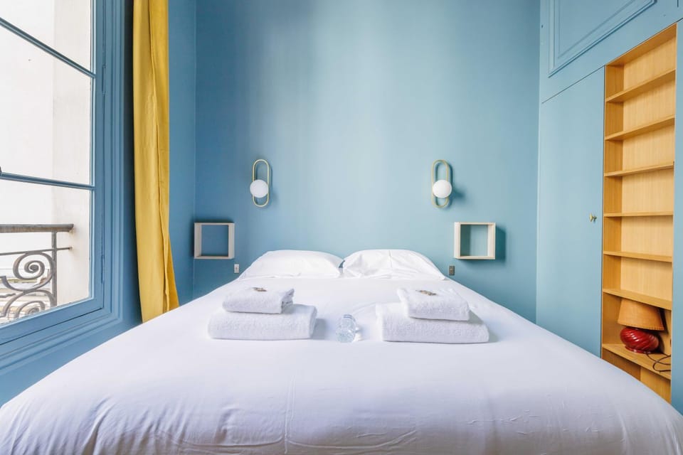 Bed, towels