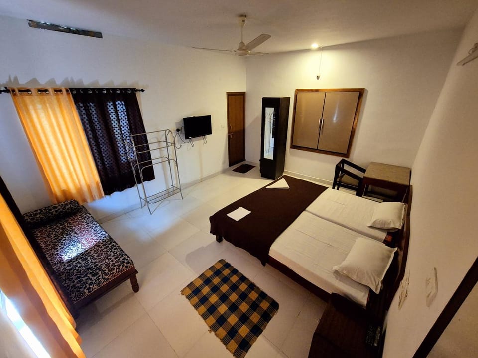 Bed, TV and multimedia, Photo of the whole room, Evening entertainment, Bedroom, wardrobe