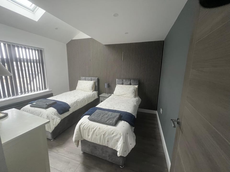 Whole house -Sleeps4-Parking-Garden-BikingHiking House in Rossendale