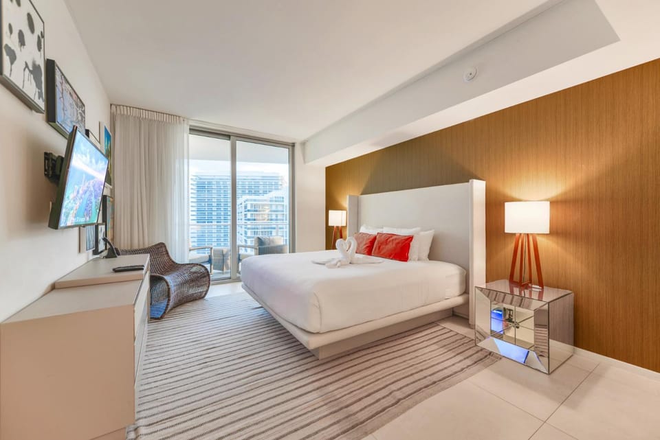 Bed, TV and multimedia, Seating area, Bedroom