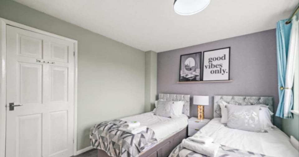 Spacious 3-Bed Home Near M1, Sky TV & Netflix Included 2x Parking Spaces Garden Fast Wifi Contractors Travellers Relocators Leisure Welcome Apartment in Northampton