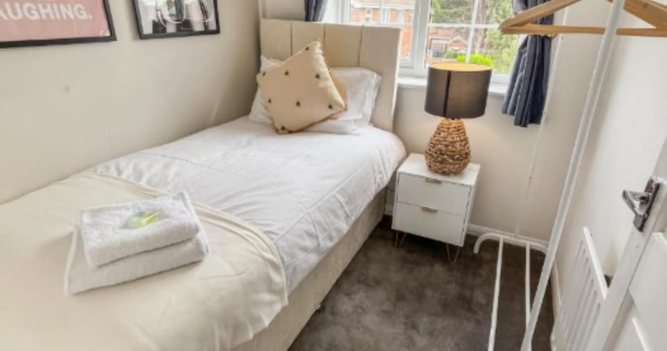 Spacious 3-Bed Home Near M1, Sky TV & Netflix Included 2x Parking Spaces Garden Fast Wifi Contractors Travellers Relocators Leisure Welcome Apartment in Northampton