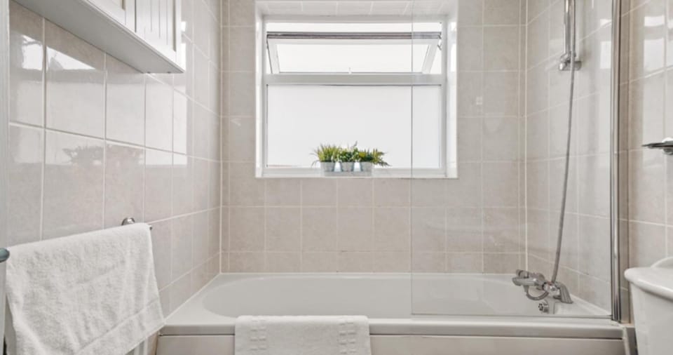 Spacious 3-Bed Home Near M1, Sky TV & Netflix Included 2x Parking Spaces Garden Fast Wifi Contractors Travellers Relocators Leisure Welcome Apartment in Northampton