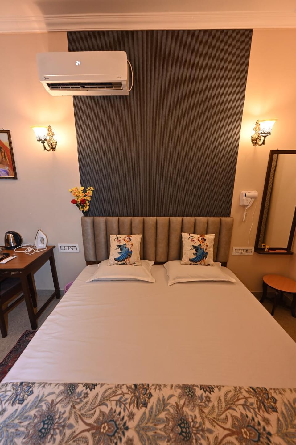 Property building, Bed, Photo of the whole room, Bedroom, air conditioner