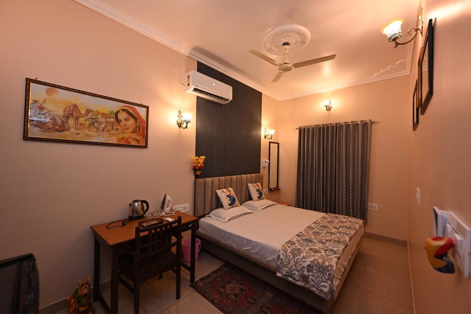 Property building, Bed, Photo of the whole room, Bedroom, air conditioner