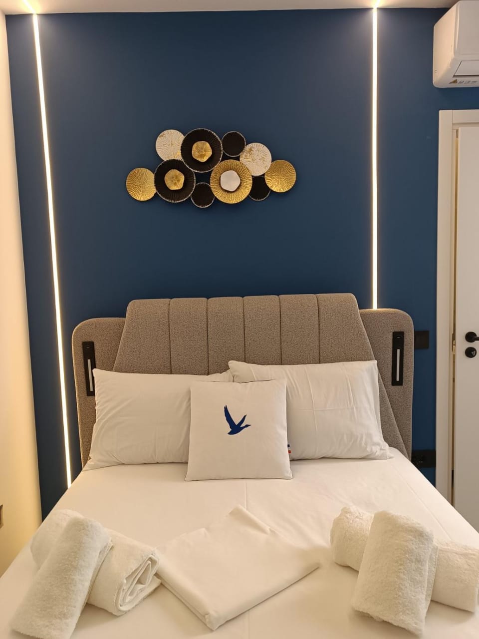 Bed, Photo of the whole room, Bedroom, towels