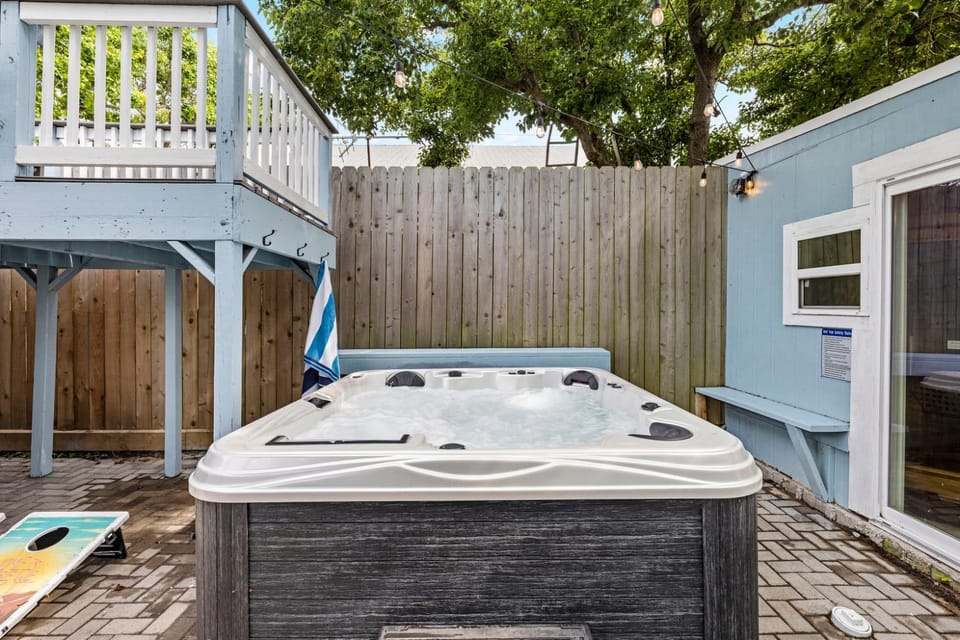 The Lookout at R½ Hot Tub Sauna Wraparound Deck Steps to Beach Apartment in Galveston Island