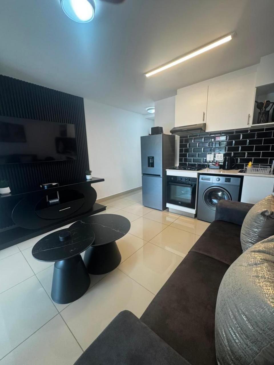 TV and multimedia, Kitchen or kitchenette, Living room, Seating area, Dining area, oven, stove