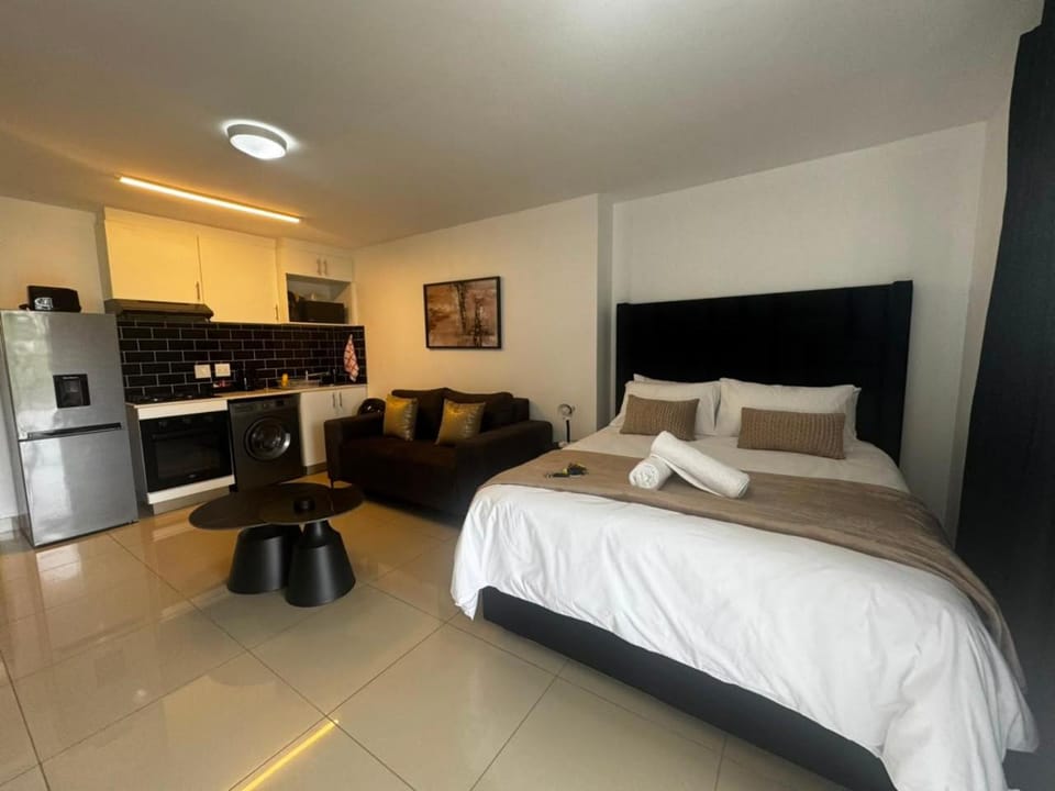 Bed, Kitchen or kitchenette, Seating area, Bedroom, stove, toaster