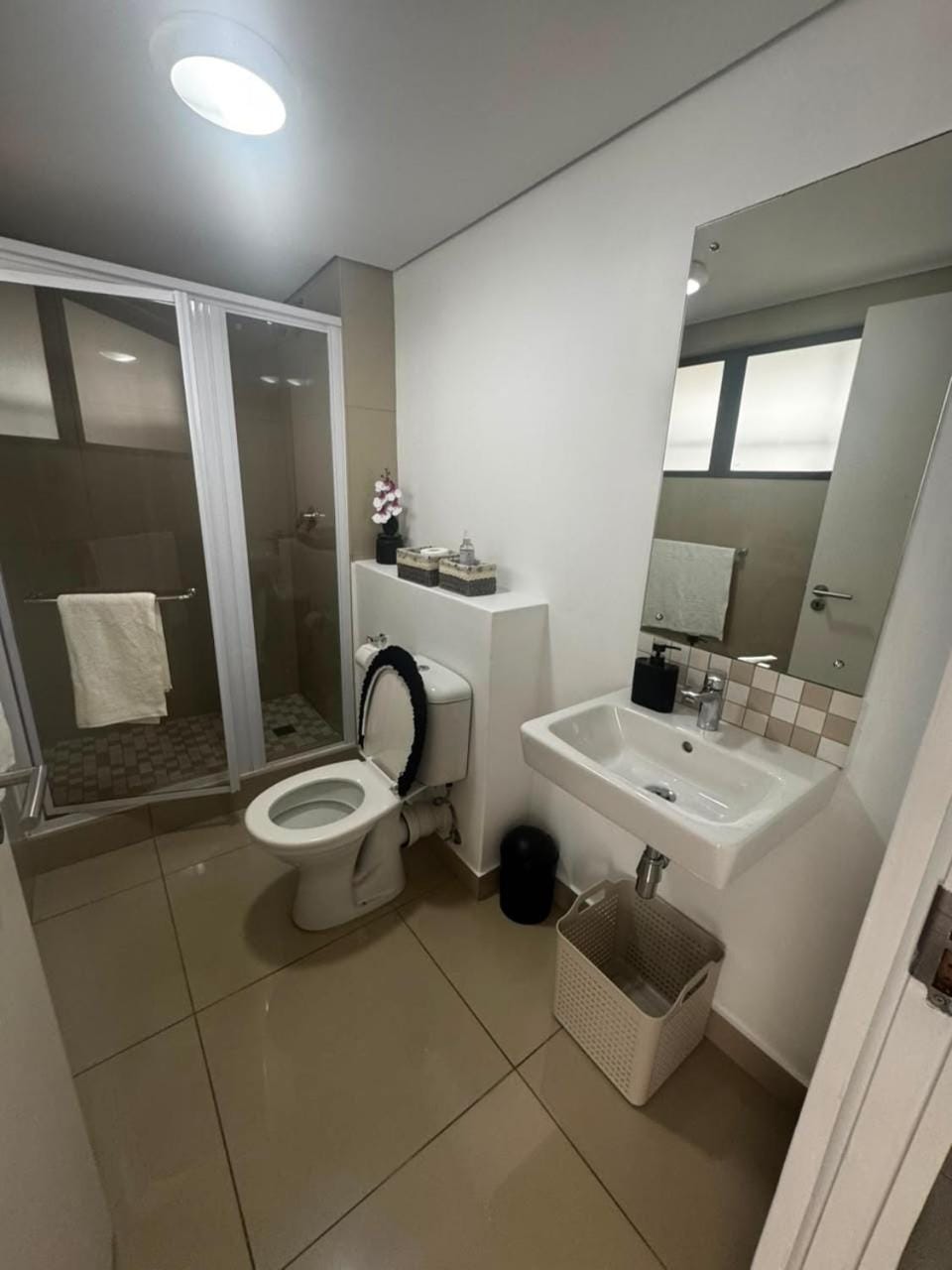 Shower, Toilet, Bathroom, towels