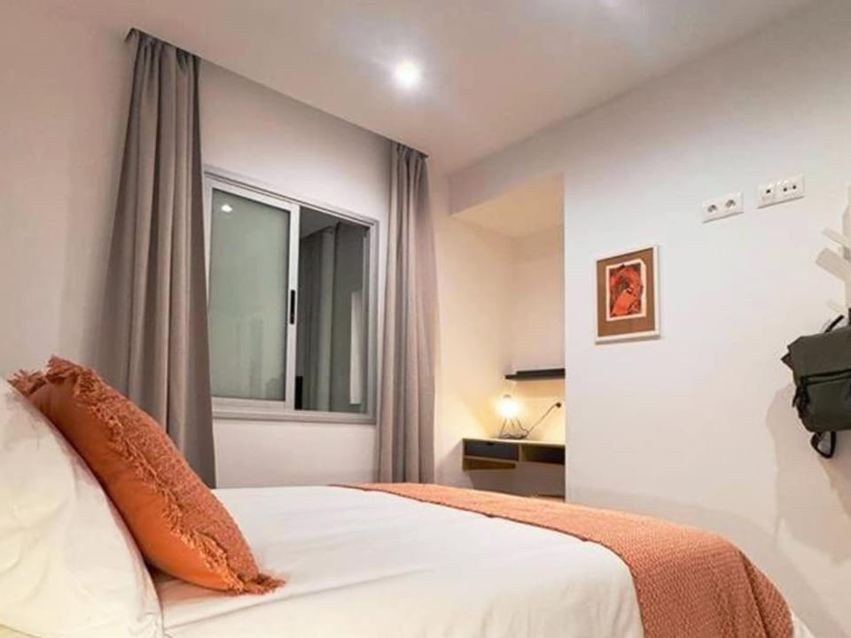 Bed, Seating area, Bedroom