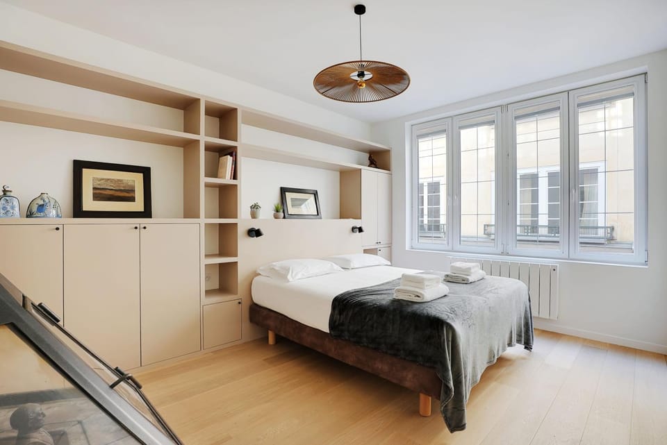 Bed, towels