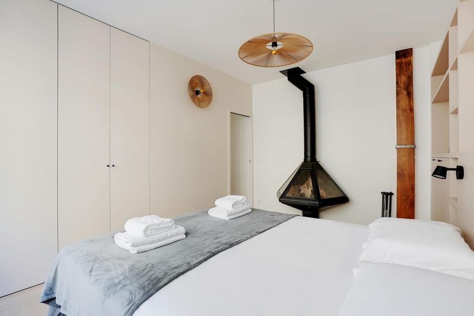 Bed, towels