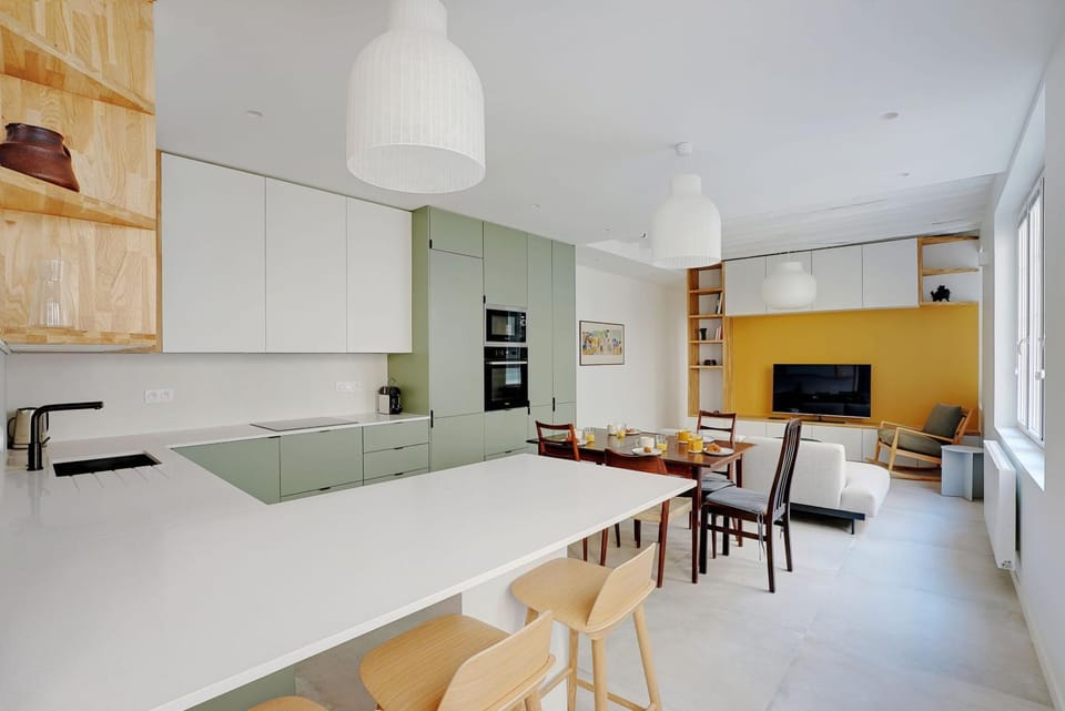 Kitchen or kitchenette, Dining area