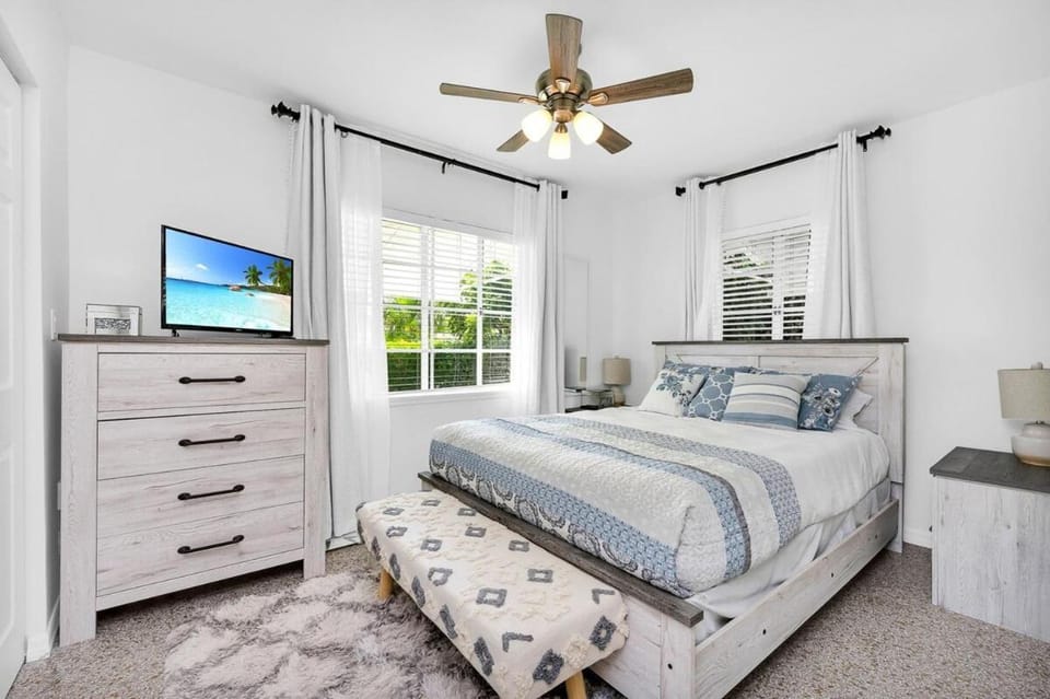Renovated 2BR Home - Hot Tub, Gym & Beach Nearby Villa in West Palm Beach