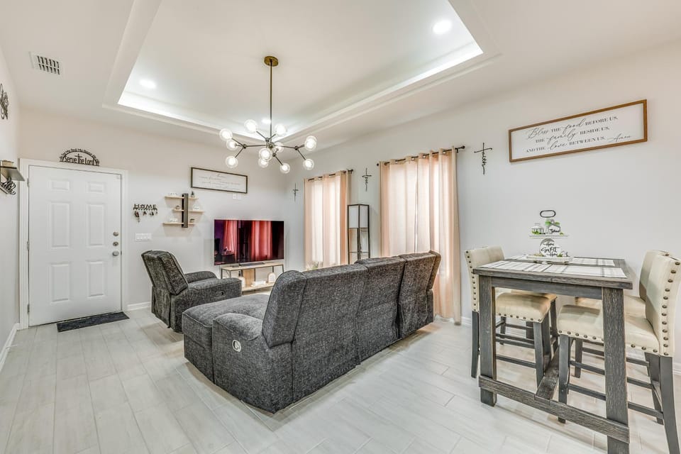 4 Mi to Dtwn: Modern Apartment in Edinburg! Apartment in Edinburg