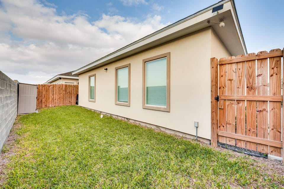 4 Mi to Dtwn: Modern Apartment in Edinburg! Apartment in Edinburg