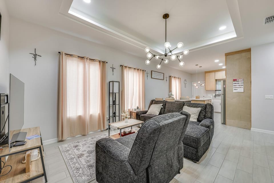 4 Mi to Dtwn: Modern Apartment in Edinburg! Apartment in Edinburg