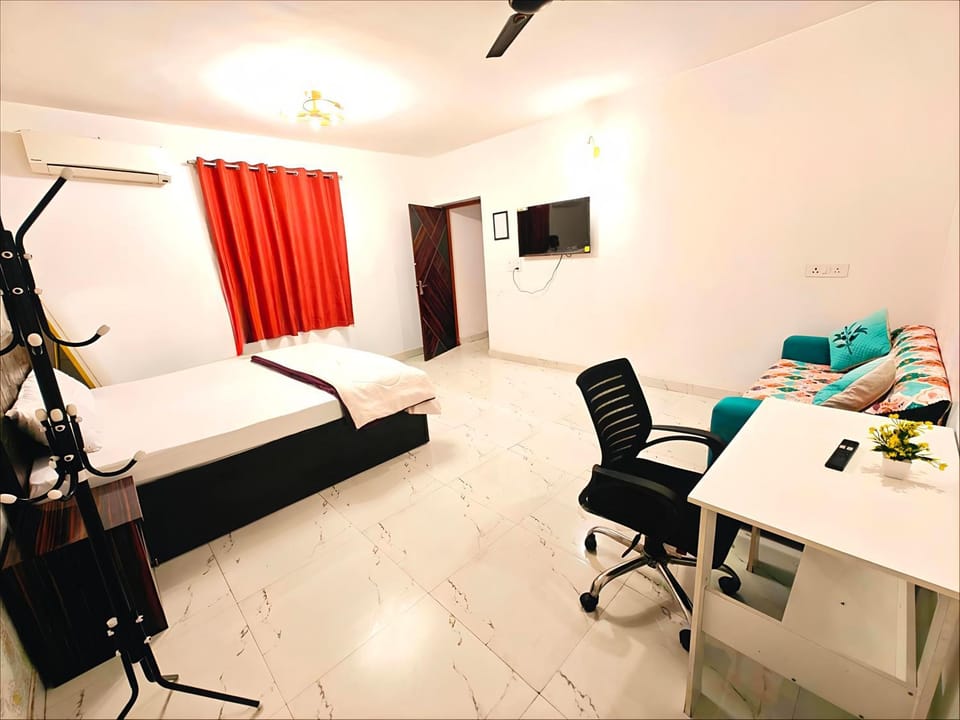 Bed, TV and multimedia, Photo of the whole room, Bedroom