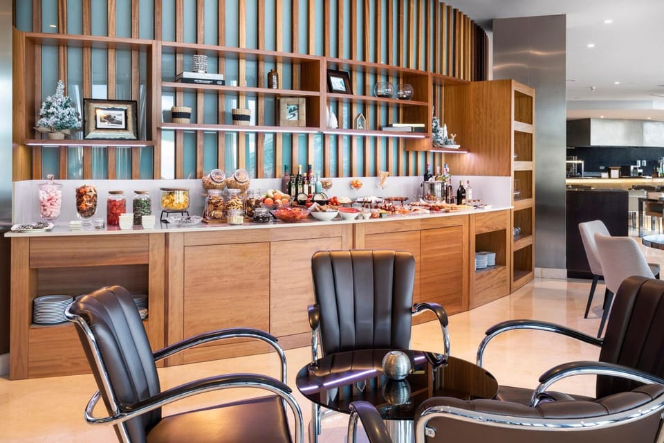 Restaurant/places to eat, Lounge or bar, Food and drinks, Dining area, Breakfast, Drinks