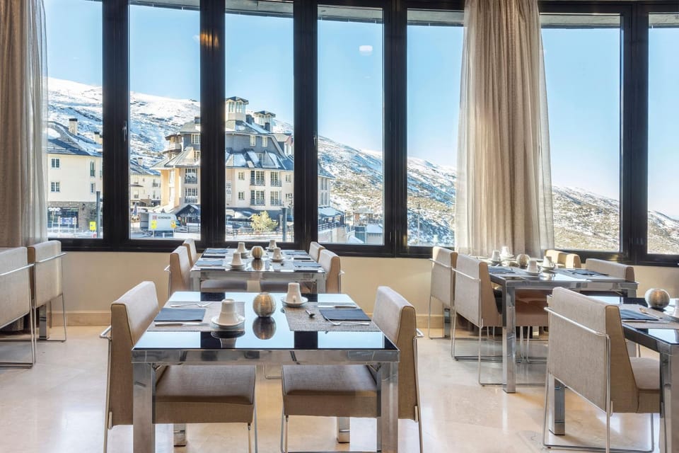 Restaurant/places to eat, View (from property/room), Dining area