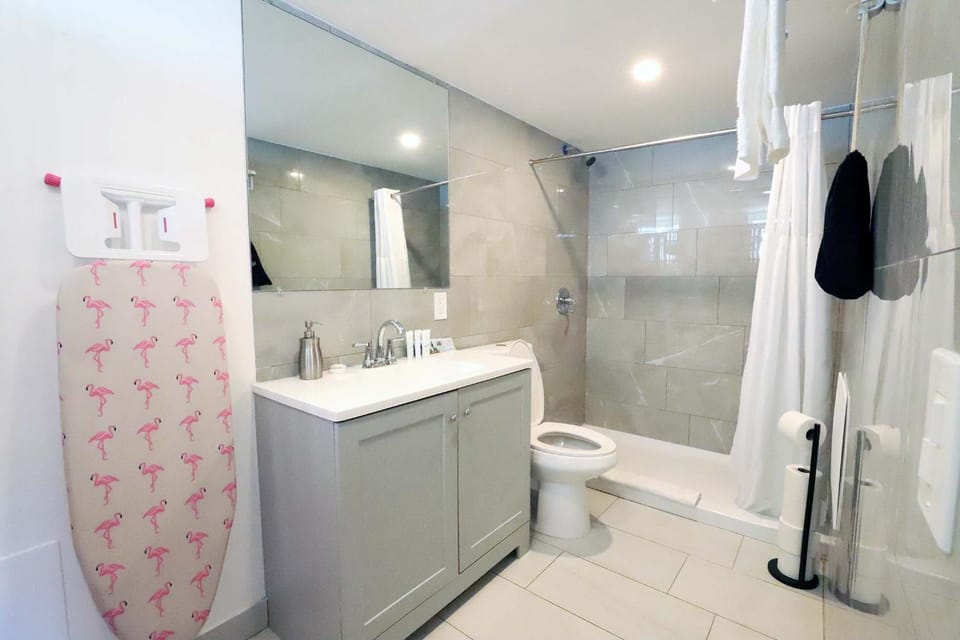 Shower, Toilet, Bathroom, towels