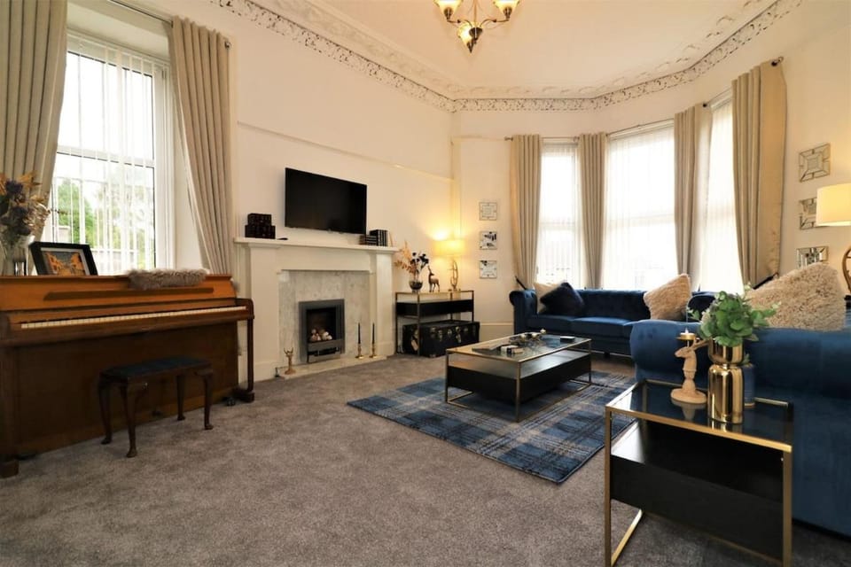 10 Bedrooms Pool Table Garden Piano Villa in Glasgow